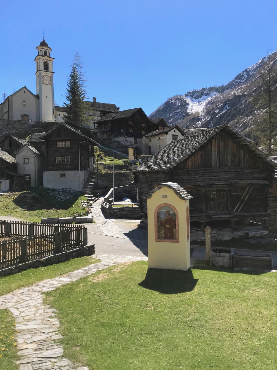 Bosco Gurin TI: Blick vom Ortsmuseum Walserhaus Gurin nach Südosten zur Kirche Bild ©: Cristina Lessmann-Della Pietra